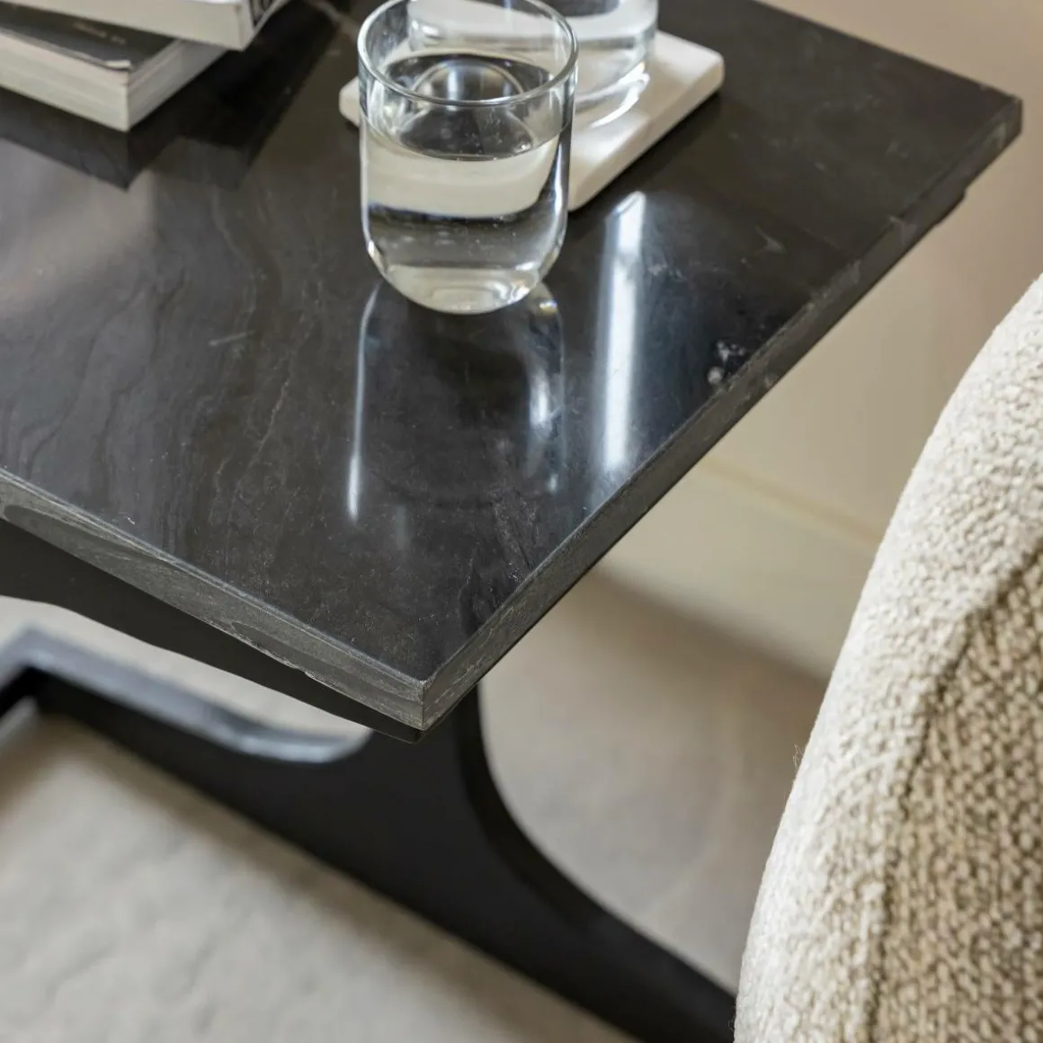 Bout de canapé en marbre et métal Felicia