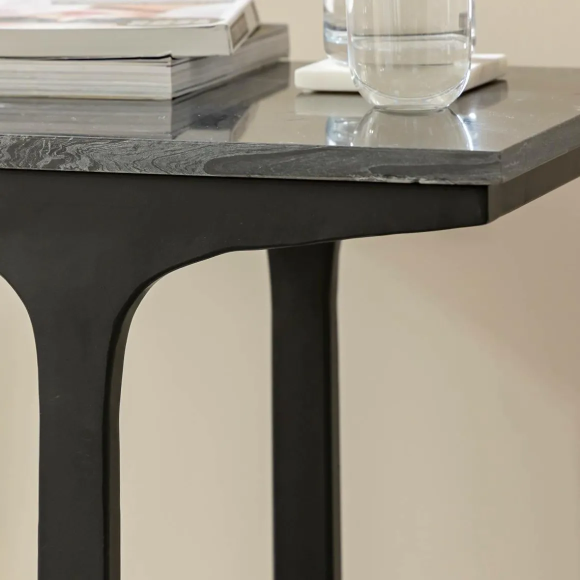 Bout de canapé en marbre et métal Felicia