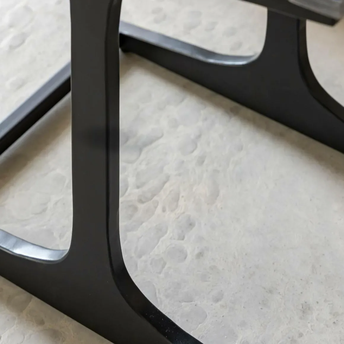 Bout de canapé en marbre et métal Felicia