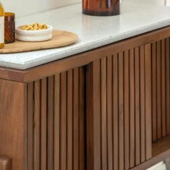 Buffet haut en bois d'acacia et terrazzo Kaelis