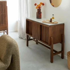 Buffet haut en bois d'acacia et terrazzo Kaelis