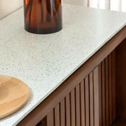 Buffet haut en bois d'acacia et terrazzo Kaelis