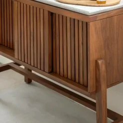 Buffet haut en bois d'acacia et terrazzo Kaelis