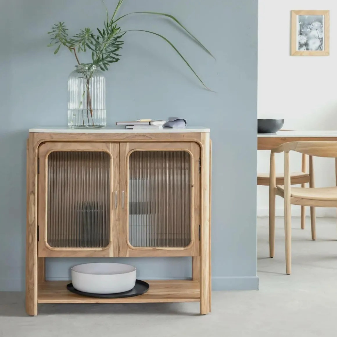 Buffet vitré en bois d'acacia et marbre Emyr