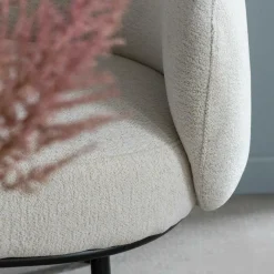 Canapé en tissu bouclette écru Filipa