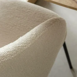Chaise avec accoudoirs ronds en tissu bouclette écru clair et pieds en métal Cléa (lot de 2)