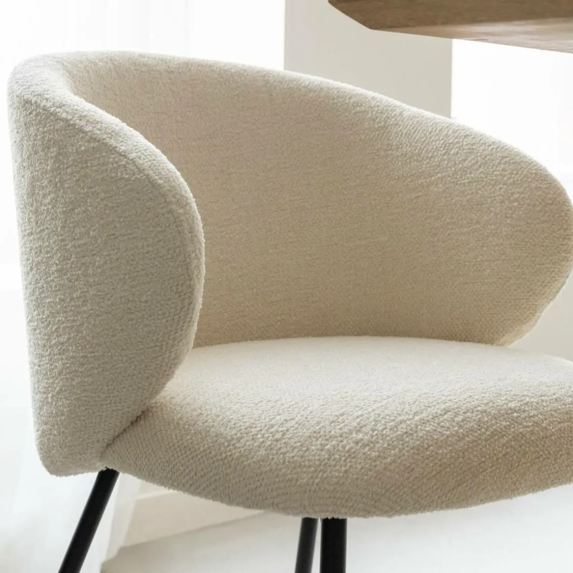 Chaise avec accoudoirs ronds en tissu bouclette écru clair et pieds en métal Cléa (lot de 2)