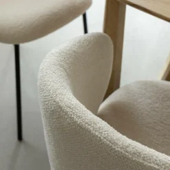 Chaise avec accoudoirs ronds en tissu bouclette écru clair et pieds en métal Cléa (lot de 2)