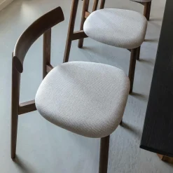 Chaise en bois de frêne foncé et tissu gris Aline (lot de 2)