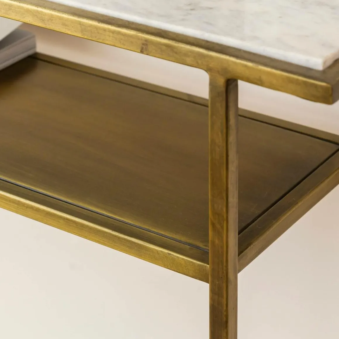 Console en métal doré et marbre Timéo