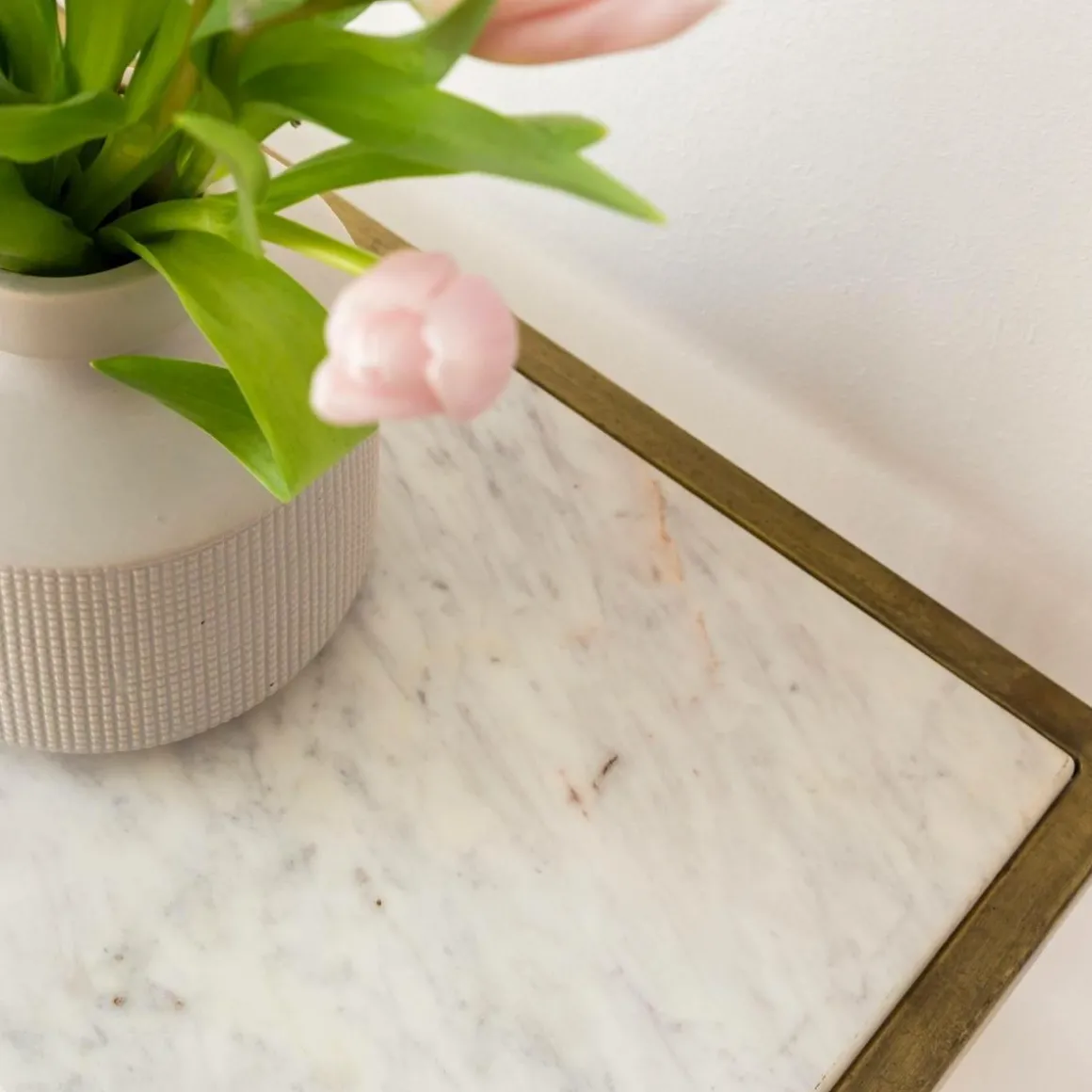 Console en métal doré et marbre Timéo