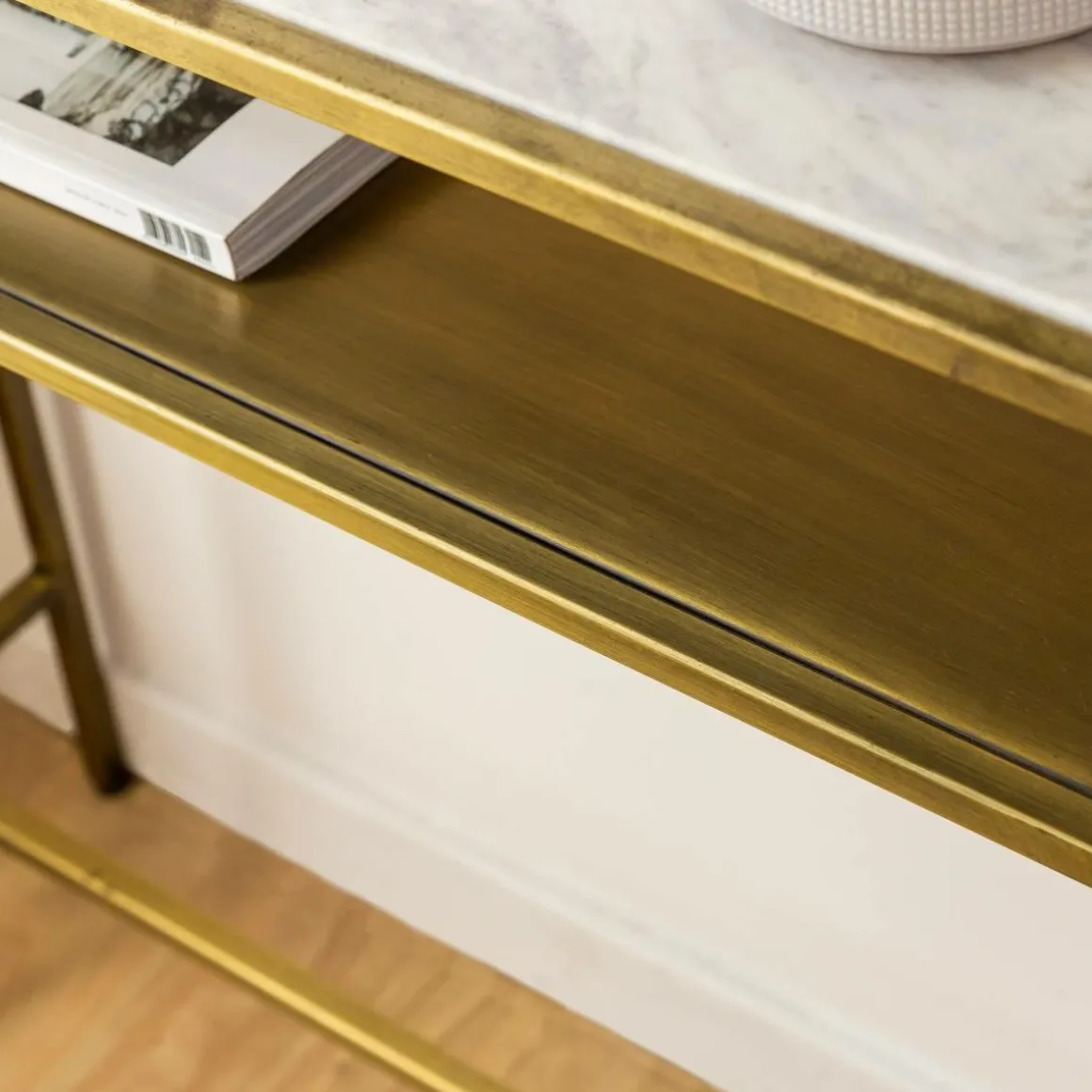 Console en métal doré et marbre Timéo