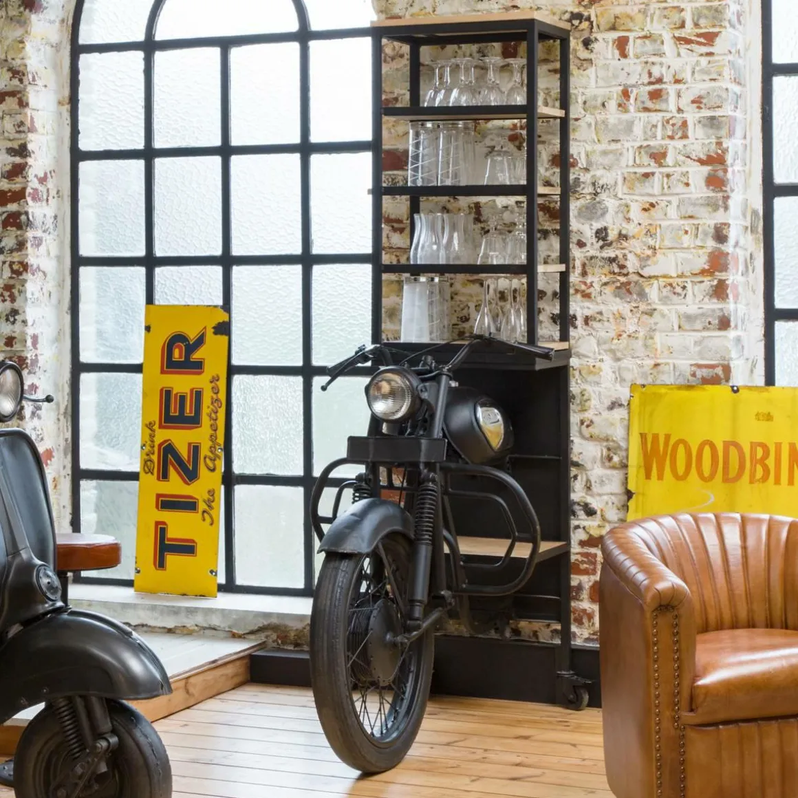 Etagère avant de moto en métal noir Tata