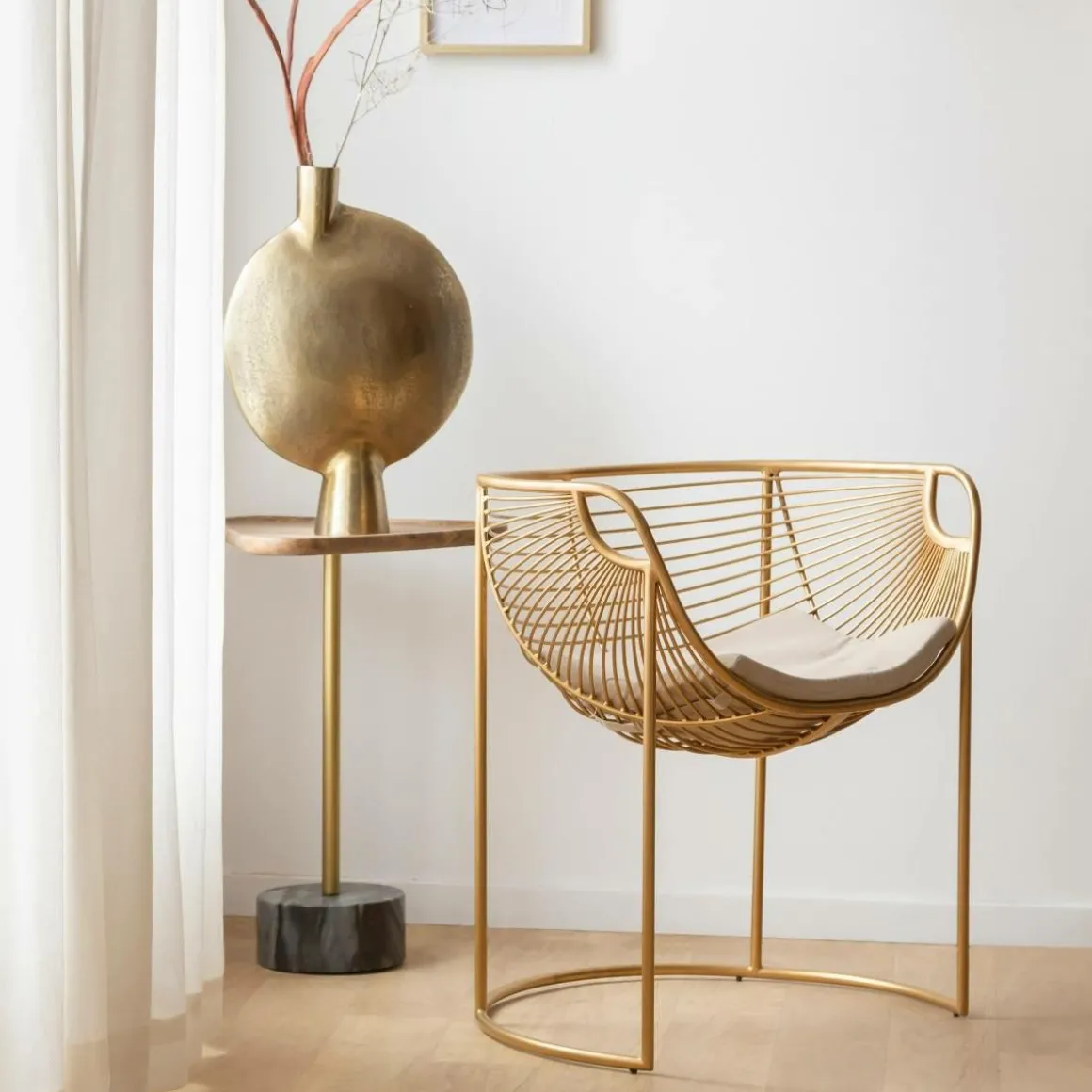 Fauteuil design en métal doré Augustus