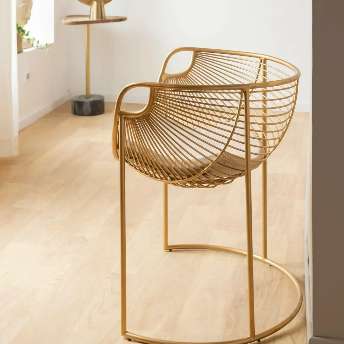 Fauteuil design en métal doré Augustus