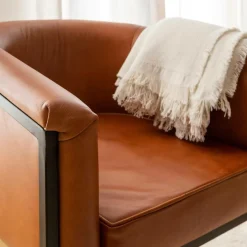 Fauteuil en cuir marron et métal Sacha