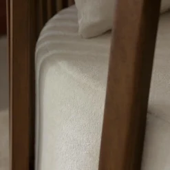 Fauteuil en manguier et en velours Térence