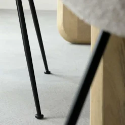 Fauteuil en tissu écru et pieds en métal Sandy