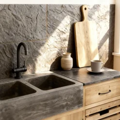 Meuble bas de cuisine en bois recyclé et pierre bleue Romain