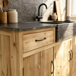 Meuble bas de cuisine en bois recyclé et pierre bleue Romain