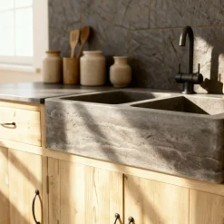 Meuble bas de cuisine en bois recyclé et pierre bleue Romain