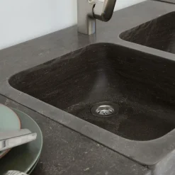 Meuble bas de cuisine en bois recyclé et pierre bleue Romain