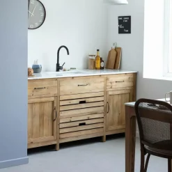 Meuble de cuisine en vieux pin et marbre blanc Epure