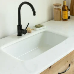 Meuble de cuisine en vieux pin et marbre blanc Epure