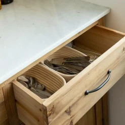 Meuble de cuisine en vieux pin et marbre blanc Epure