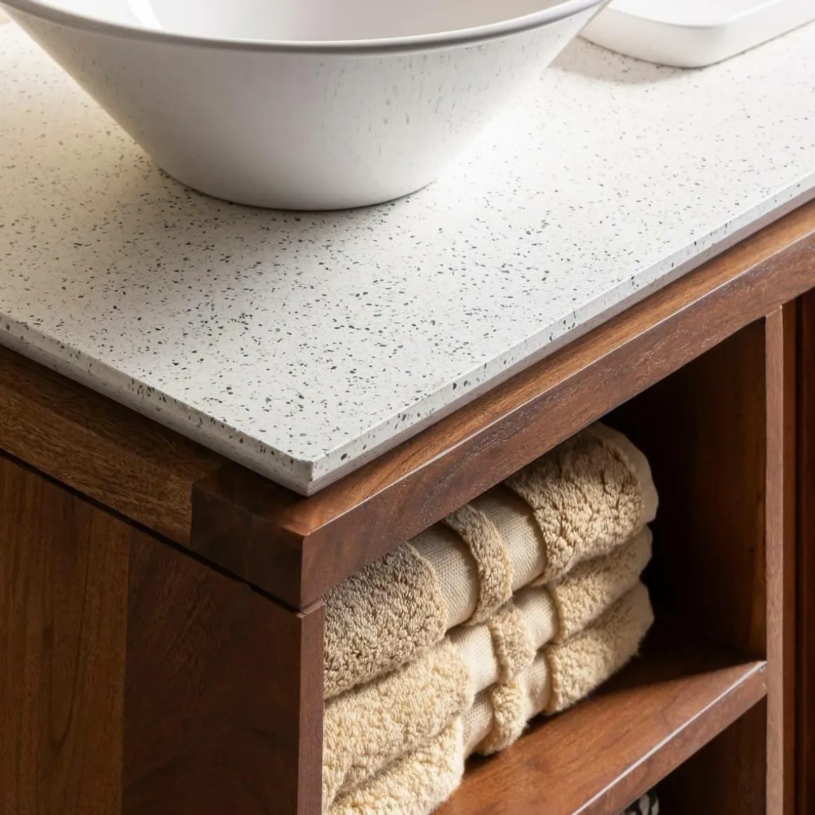 Meuble sous vasque 2 portes en bois d'acacia et terrazzo Kaelis