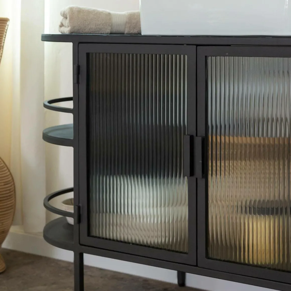 Meuble sous vasque arrondi en métal et verre strié Elizabeth