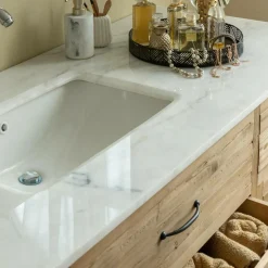 Meuble sous vasque en vieux pin et marbre blanc Nils