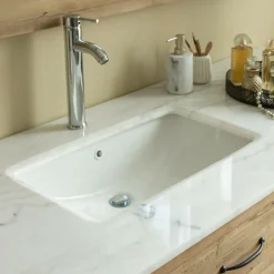 Meuble sous vasque en vieux pin et marbre blanc Nils