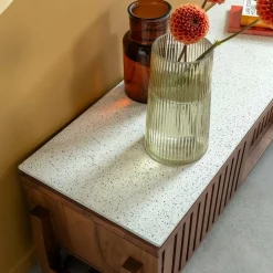 Meuble TV en bois d'acacia et terrazzo Kaelis