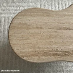 Table basse en bois de manguier et en travertin Carola