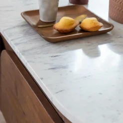 Table basse en bois de manguier et marbre Sienne