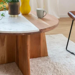 Table basse ronde en bois d'acacia et marbre Homère