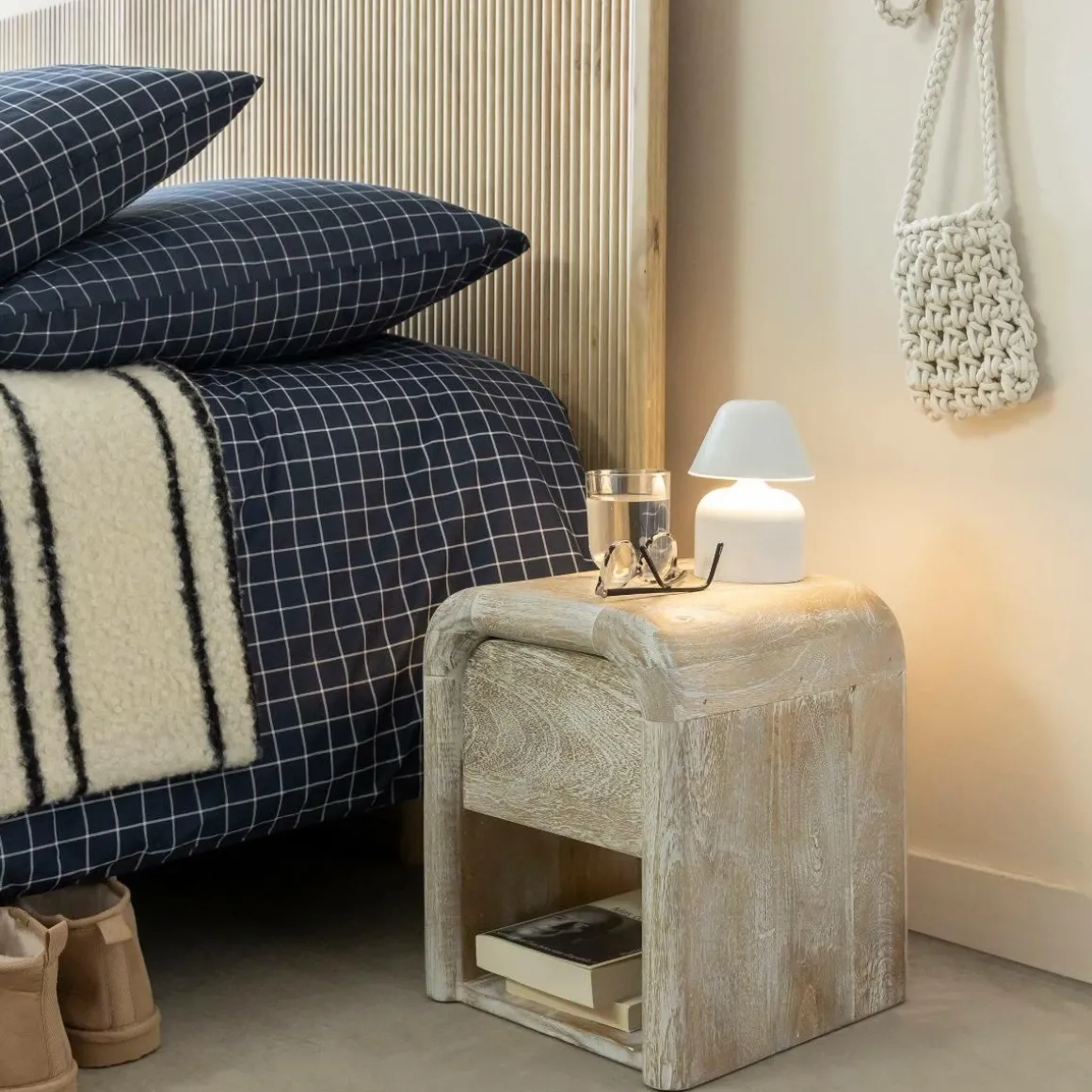 Table de chevet blanchie en bois de manguier Gilda