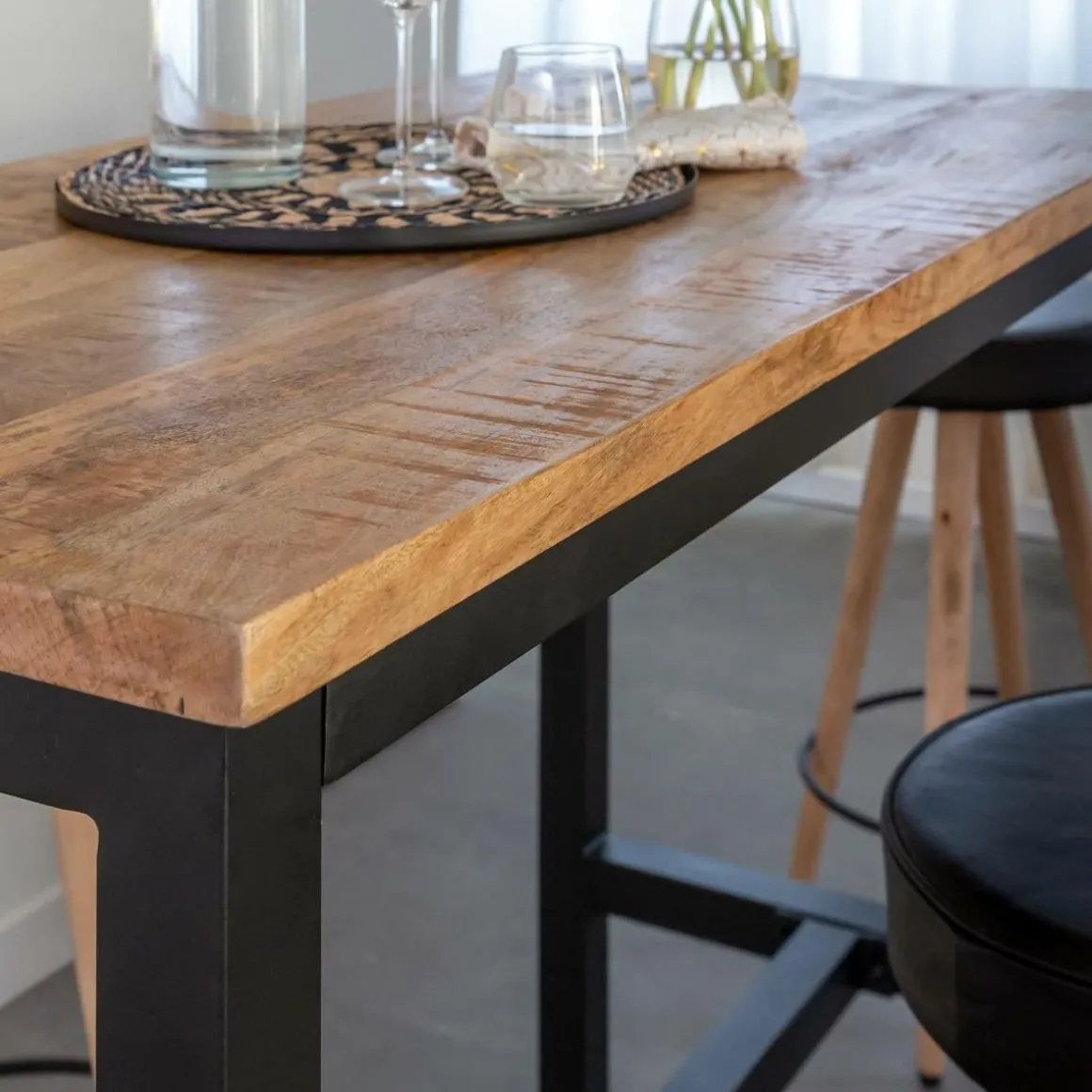 Table haute en bois de manguier et métal Petra