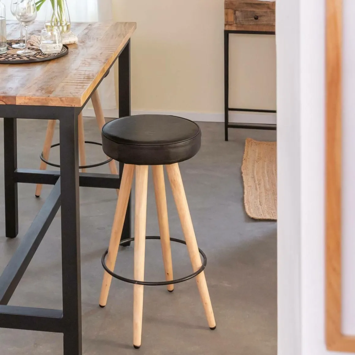 Table haute en bois de manguier et métal Petra