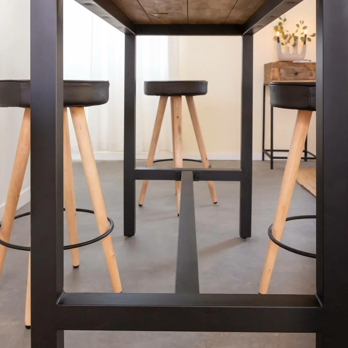 Table haute en bois de manguier et métal Petra