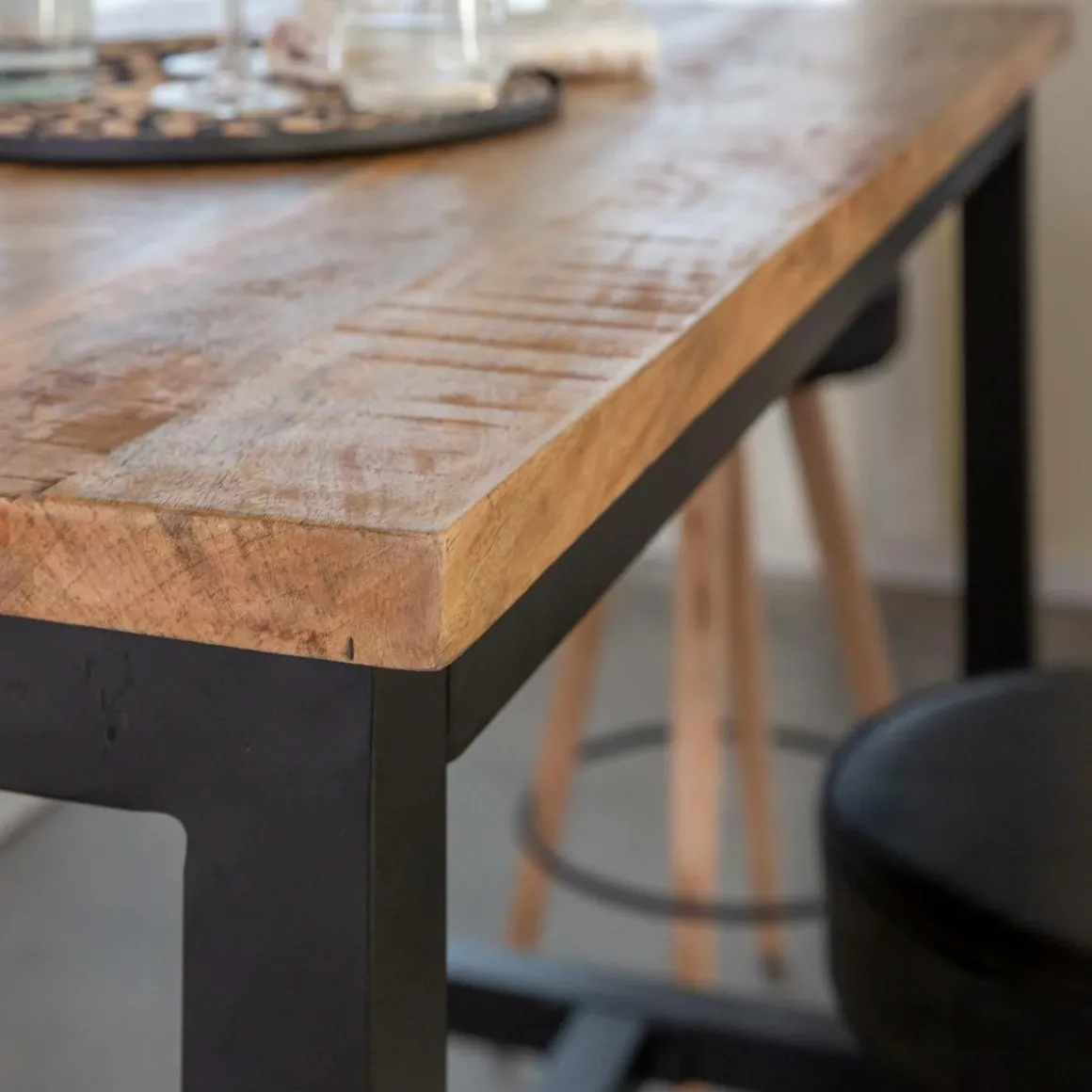 Table haute en bois de manguier et métal Petra